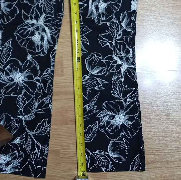 White House Black Market Cropped Flare Pants. EUC. Size 00. - Picture 8 of 9